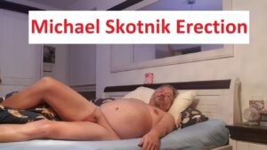 Mikropenis Michael Skotnik erect
