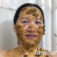 tiktok-influencer-covers-herself-in-her-own-poo-and-eats-itfdxfh 