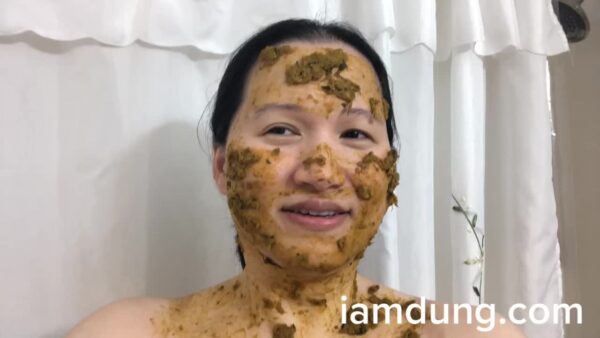 tiktok-influencer-covers-herself-in-her-own-poo-and-eats-itfdxfh